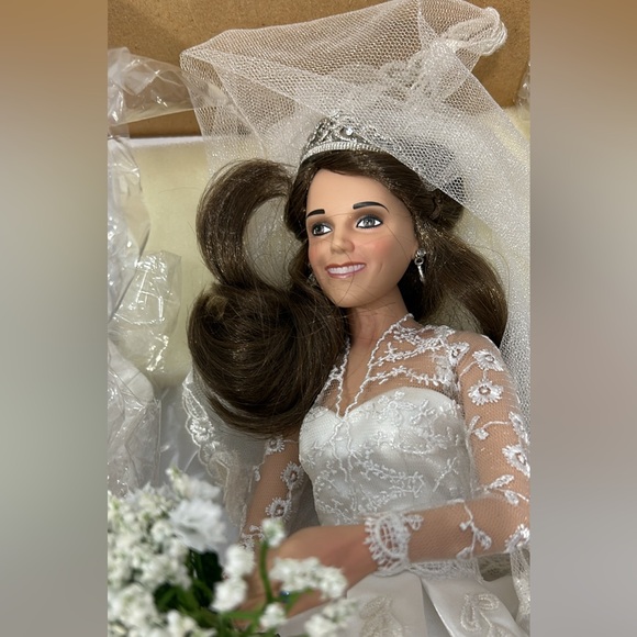 Numbered Kate Middleton wedding doll from Ashton-Drake Gallery - Picture 5 of 9